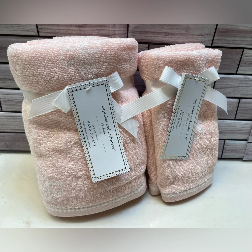 Cupcakes and Cashmere ❤️Baby Pink Bow (2)Hand  &(2) Tip Towel Set NWT